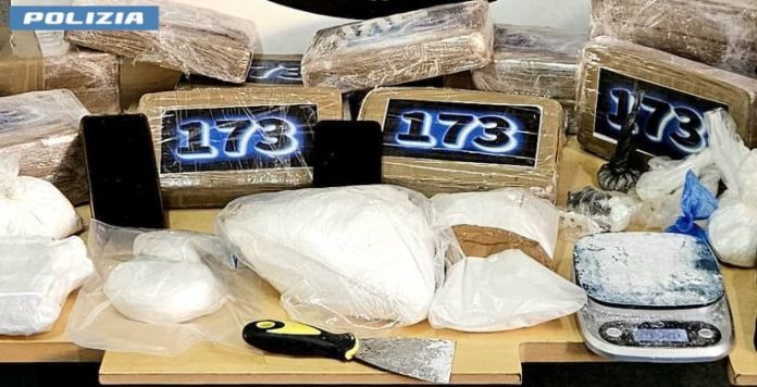 Maxi sequestro di droga a Roma, padre e figlio arrestati con 36kg di cocaina