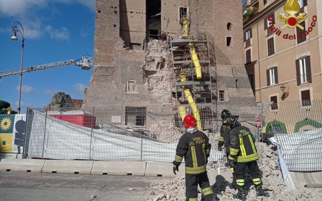 Anche il sindaco Gualtieri sul luogo del crollo della Torre dei Conti. Grave un operaio