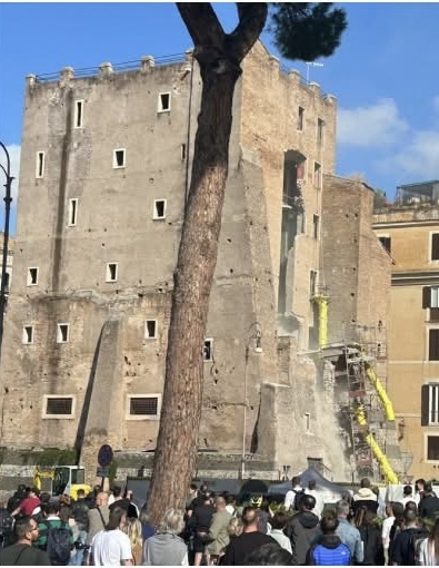 Crolla Torre dei Conti ai Fori Imperiali, al momento estratte 4 persone dalle macerie