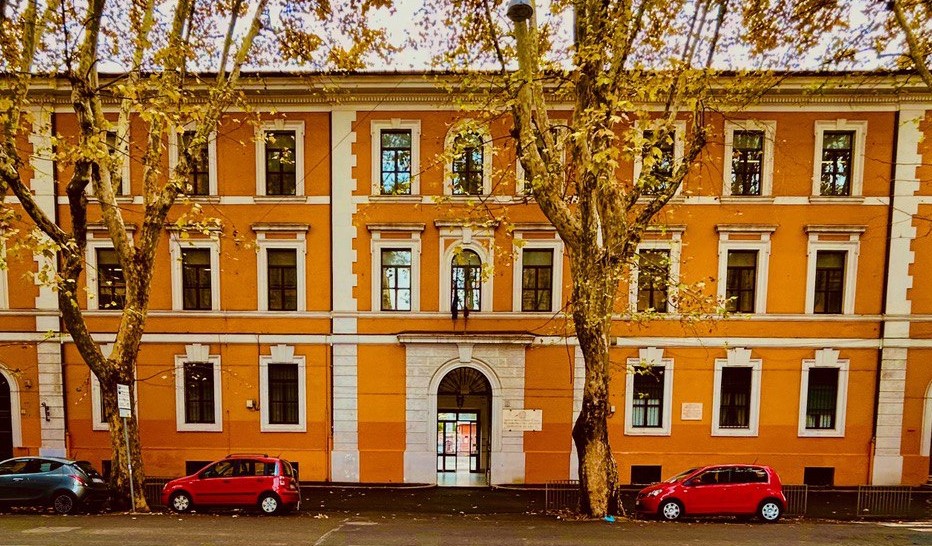 Testaccio: allarme bomba all’Istituto De Amicis, subito evacuato. Sul posto artificieri e Carabinieri