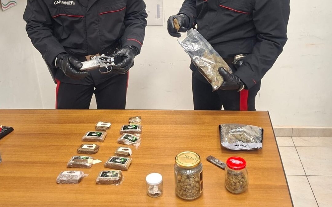 Carabinieri arrestano 40enne trovato con un chilo di droga e parti di fucile rubato