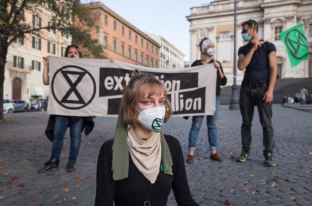 Polizia sventa blitz di Extinction Rebellion al laghetto dell’Eur: sequestrati striscioni e tracciante idrico colorato
