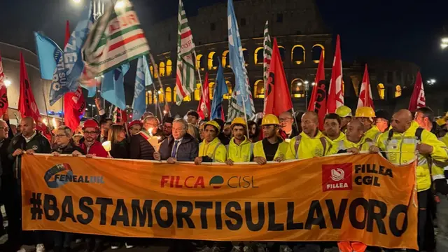 Roma per Octav, fiaccolata ai Fori Imperiali. Sindacati: “Grande cordoglio, fermiamo la strage”