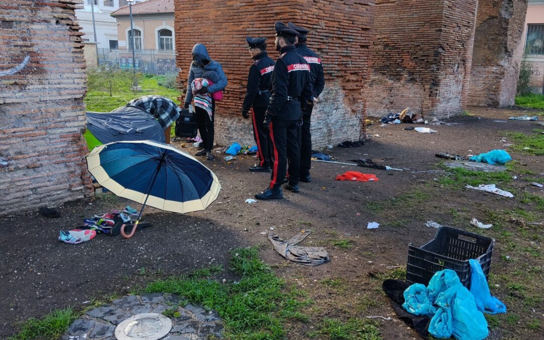 Esquilino, blitz dei Carabinieri: 6 persone denunciate, in via Pepe rimossi 150 chili di rifiuti e giacigli di fortuna