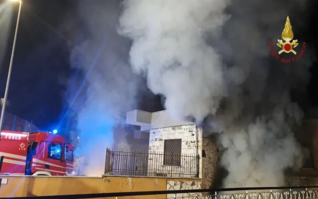 Fiamme in un magazzino in via Casilina, Vigili del Fuoco ancora sul posto per domare l’incendio
