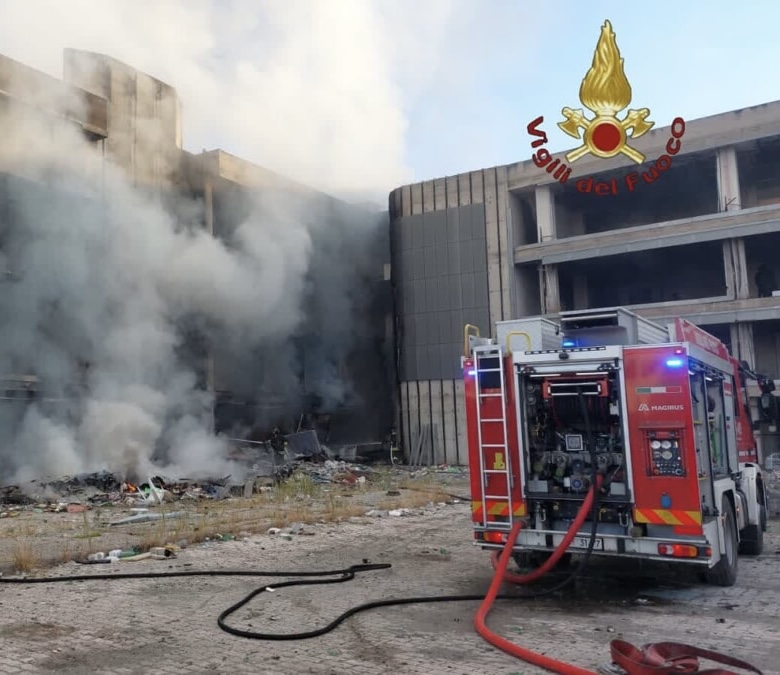 Incendio in un occupato a Tor Sapienza, Vigili del Fuoco sul posto per salvare gli abusivi