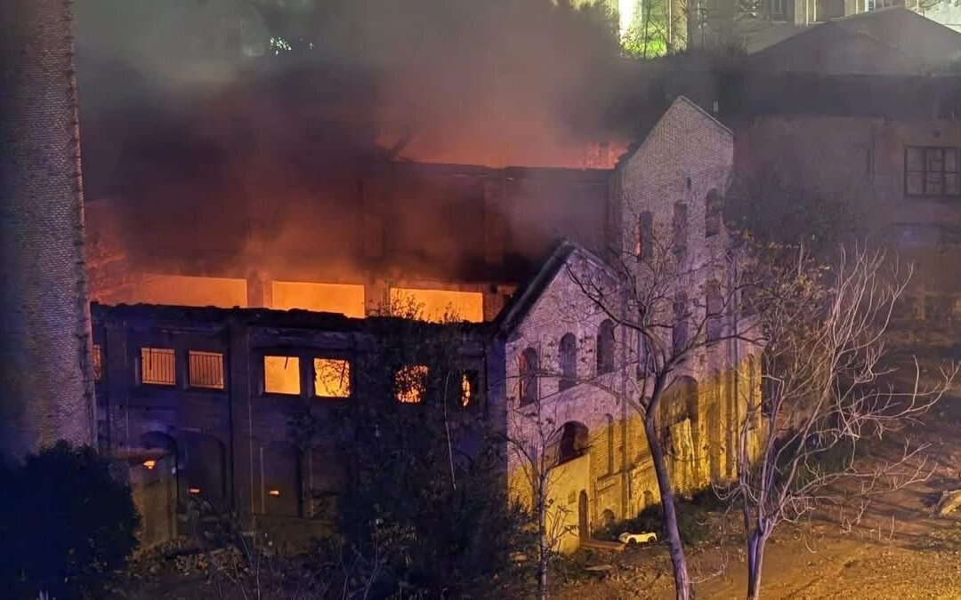 Nuovo incendio all’ex Mira Lanza: allarme diossina al quartiere Marconi