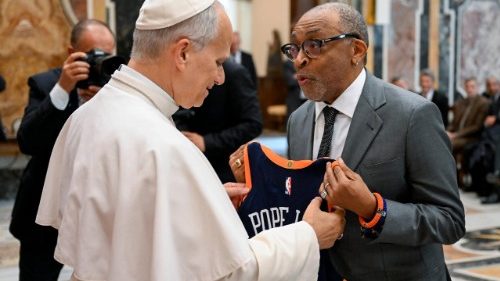 Papa Leone incontra il mondo del cinema. Da Spike Lee la maglia dei Knicks, con scritto Pope Leo