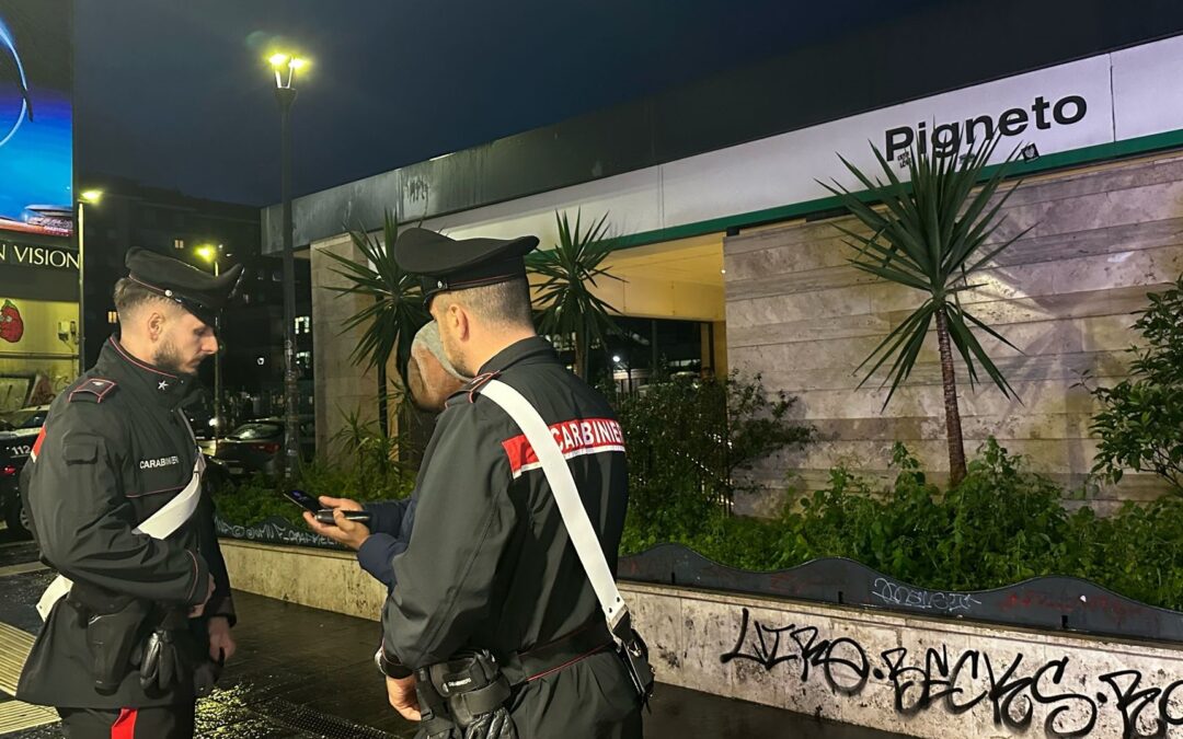 Carabinieri arrestano donna di 51 anni mentre cede del crack a due giovani