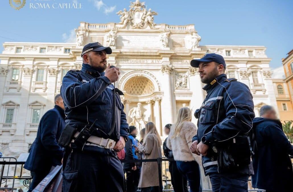 Fermati mentre circolano in due sul monopattino, il conducente aggredisce gli agenti: arrestato