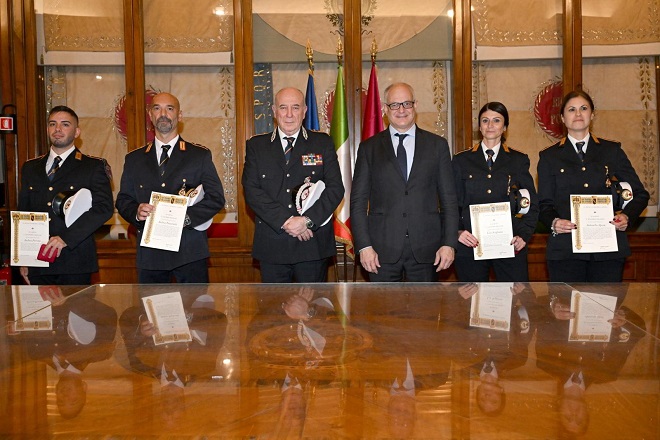 Premiati dal sindaco Gualtieri quattro agenti della Polizia Locale per il forte senso del dovere