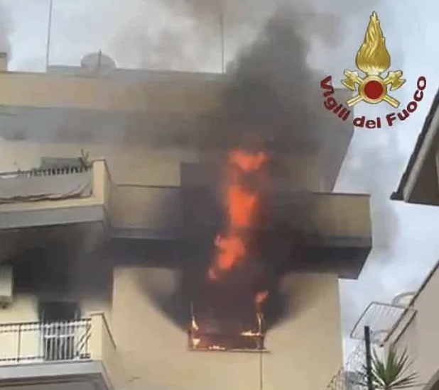 A fuoco una palazzina a Primavalle, evacuate tre famiglie