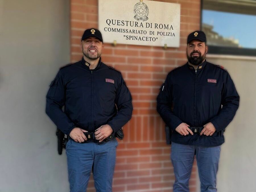 Due giovani poliziotti sfidano fiamme e fumo per portare in salvo un’anziana