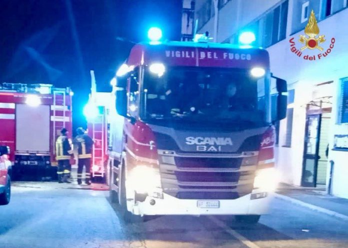 Incendio in un appartamento, due anziani salvati dai Vigili del Fuoco