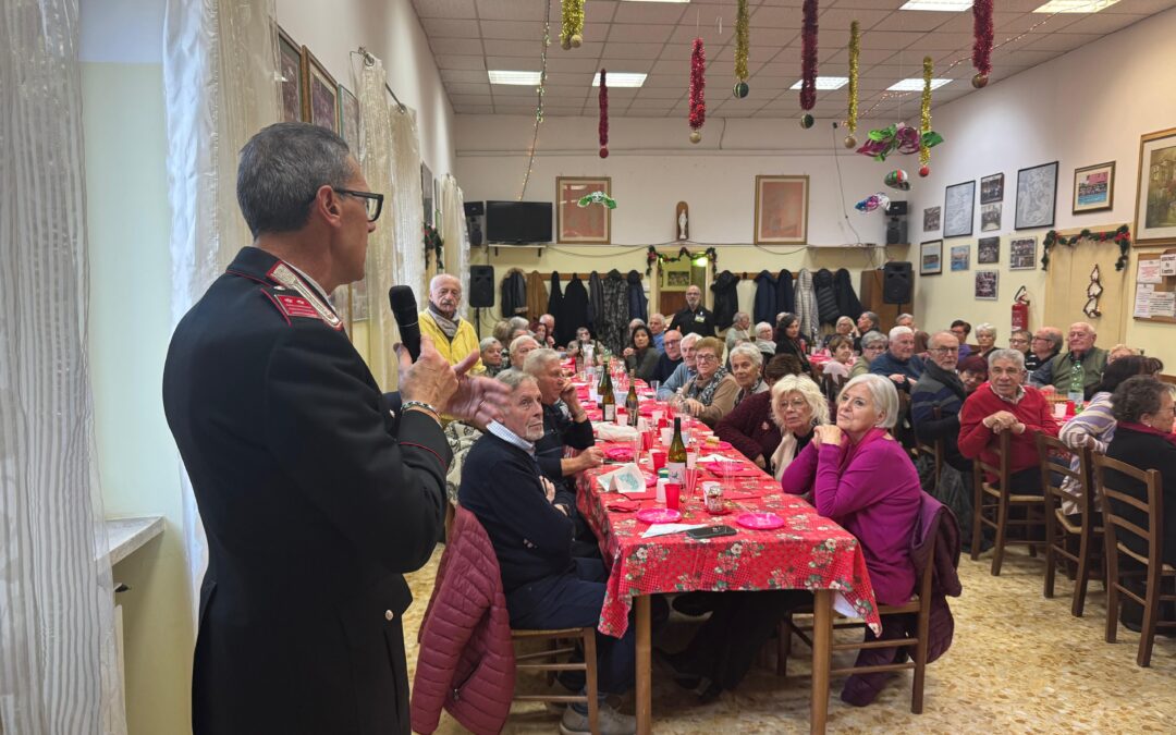 Carabinieri e anziani insieme per un pranzo di Natale. Fornite dritte anti truffe