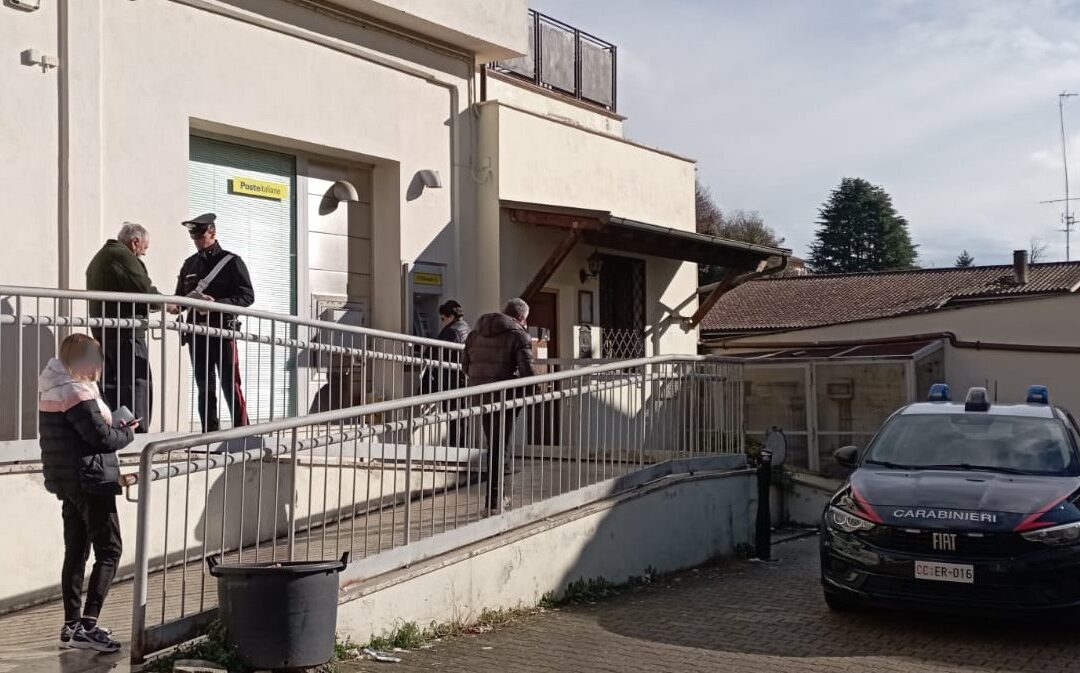 Carabinieri davanti agli uffici postali per prevenire truffe contro gli anziani