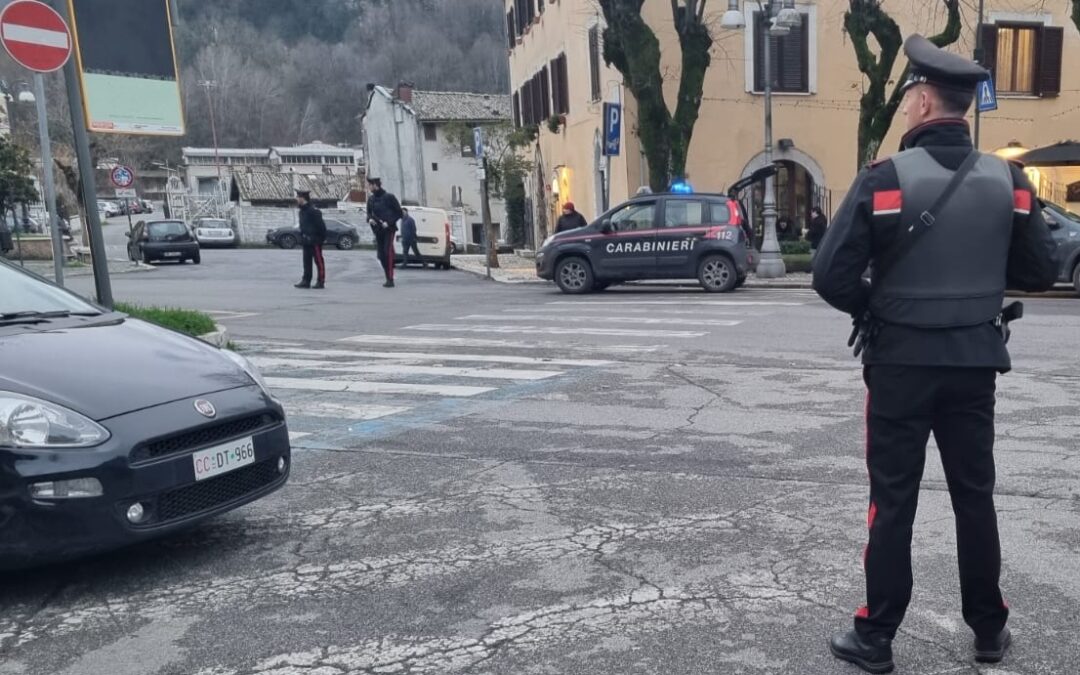 Prima disturba i clienti di un bar, poi aggredisce con calci e pugni i Carabinieri. Arrestato 43enne