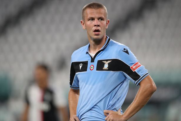 L’ex Lazio Denis Vavro perde la testa e affronta un tifoso: “Ha insultato mia madre”
