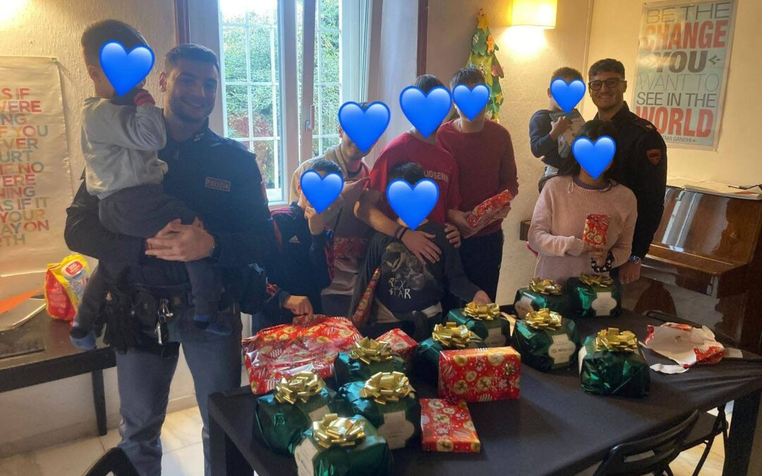 I poliziotti portano doni ai bambini ddi una casa famiglia