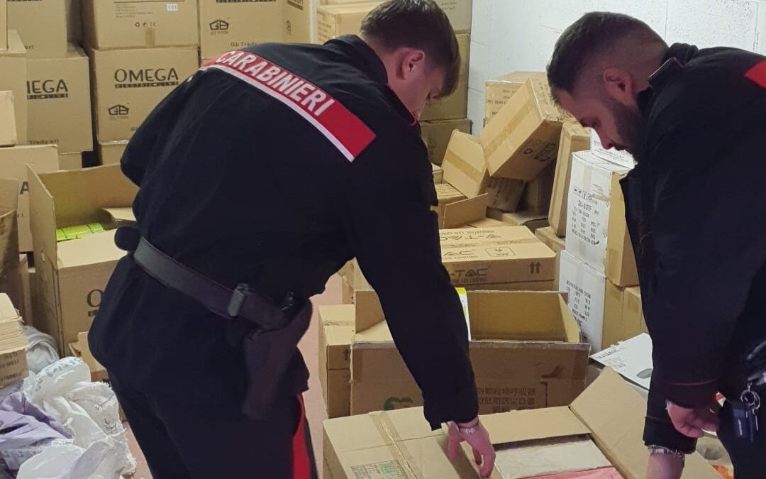 Scoperte due bancarelle abusive e deposito in condominio: tre denunce e 1 quintale di fuochi sequestrati