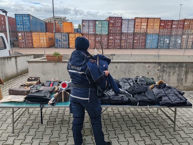 Polizia Roma Capitale, controlli nei mercati rionali: sequestrati oltre 1000 articoli illegali
