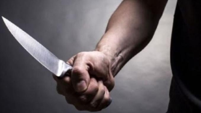 Aggredisce la moglie davanti ai figli, con un coltello. Salvata dalla vicina che le fa scudo
