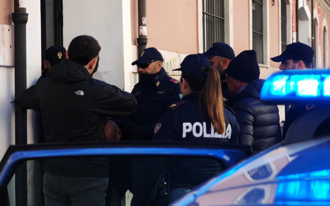 Botte, insulti, minacce e violenza sessuale sulla moglie: 44enne egiziano arrestato dalla Polizia