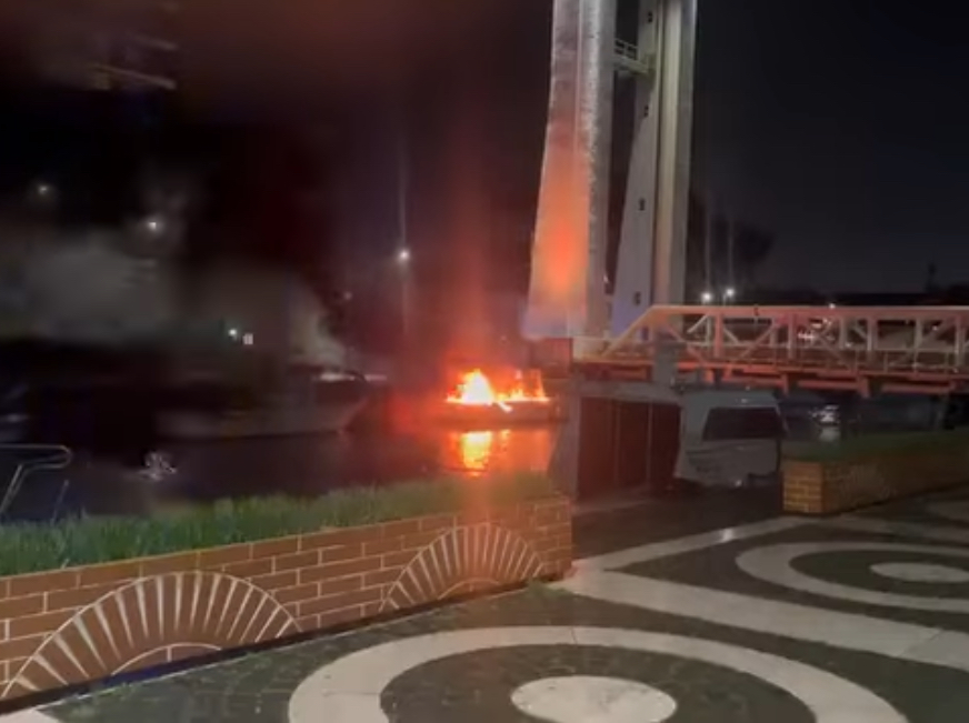Fiumicino, nella notte una barca è stata distrutta da un incendio. Sul posto i Vigili del Fuoco
