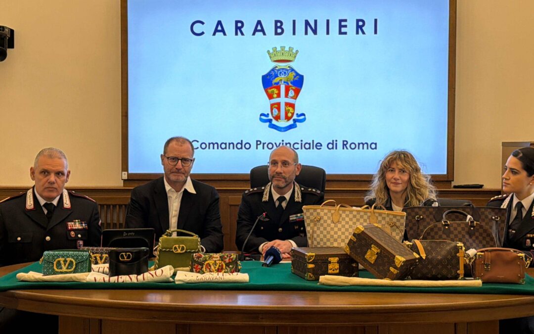 Riconsegnate dai Carabinieri, alle boutique Valentino e Louis Vuitton, le borse recuperate dopo il furto