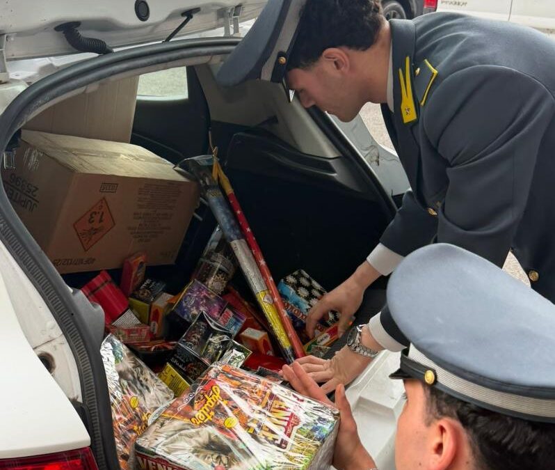 Operazione della Guardia di Finanza: sequestrate 4 tonnellate di “botti” illegali, 8 persone denunciate