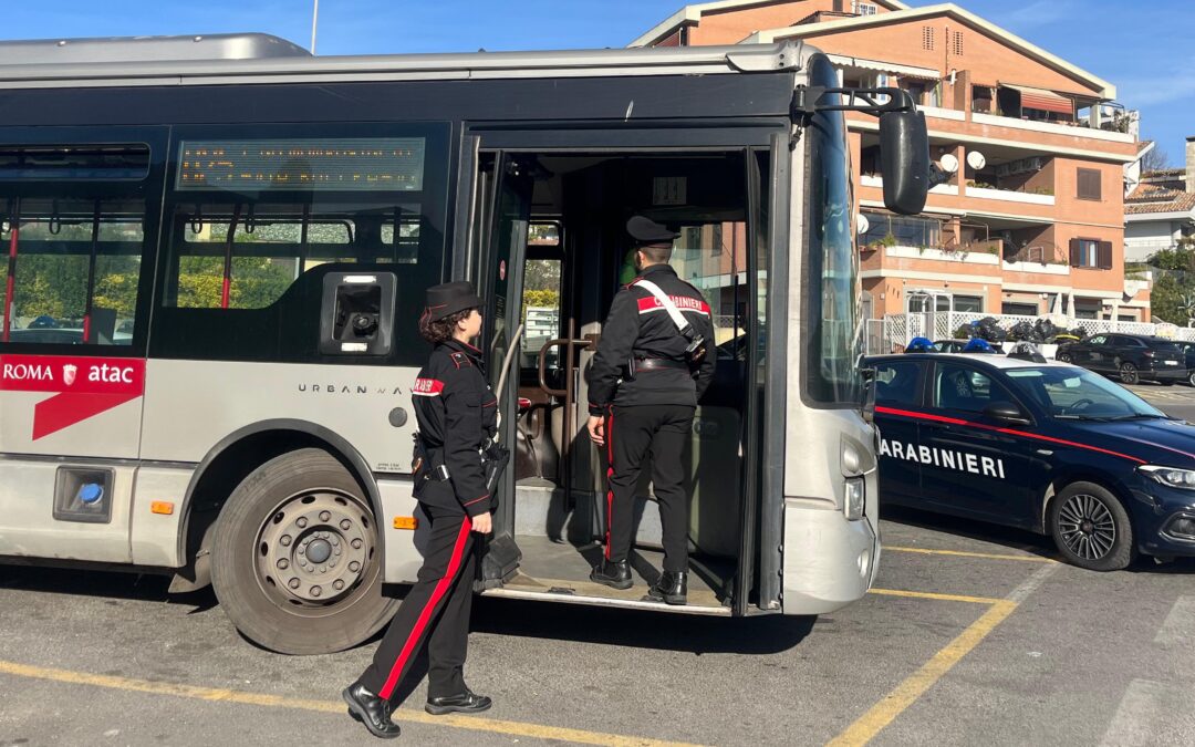 Panico su un bus, 51enne sale a bordo armato di coltello e di pistola finta priva di tappo. Arrestato