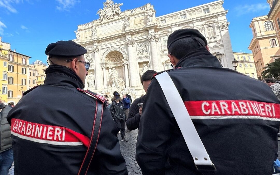 Fontana di Trevi, Carabinieri arrestano tre persone per truffa con il gioco delle ‘campanelle’