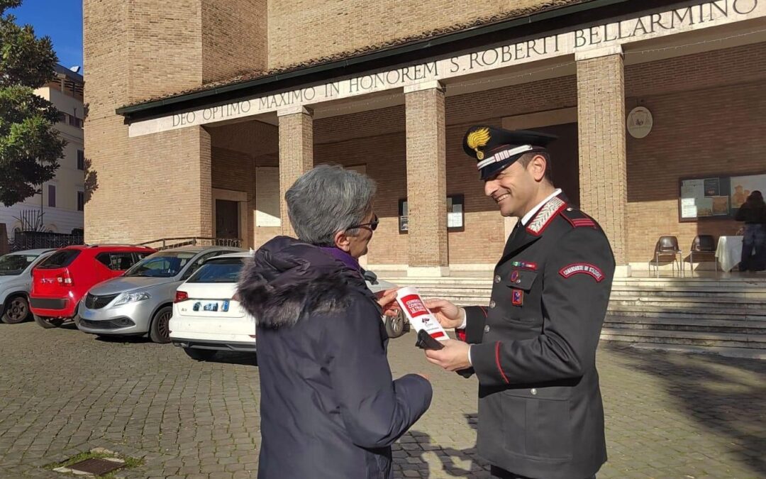 Prevenire le truffe: Carabinieri distribuiscono brochure ai cittadini fuori dalle chiese