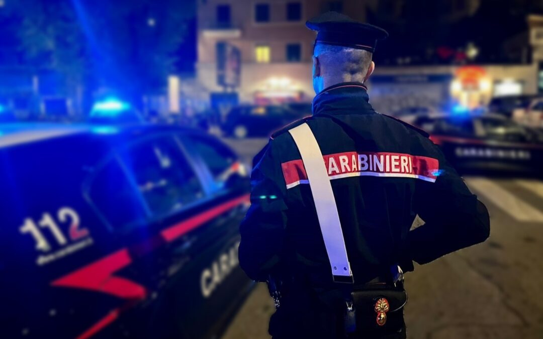 “Danni i soldi e il vino”, minaccia con un coltello il proprietario di un’enoteca. Arrestato 29enne