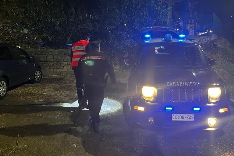 Li ‘ingaggia’ per una vendetta, ma dopo averli pagati, diventa vittima di estorsione. 4 persone in manette