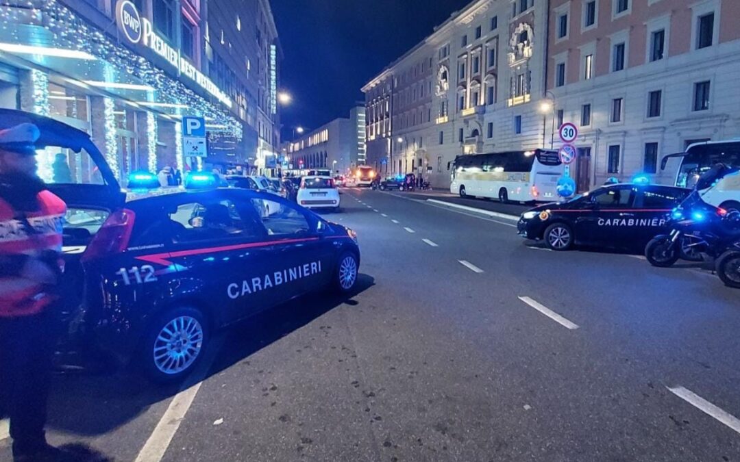 Gli rubano lo zaino e il cellulare e lo costringono a pagare il ‘riscatto’ per riaverli indietro. Carabinieri arrestano 3 persone