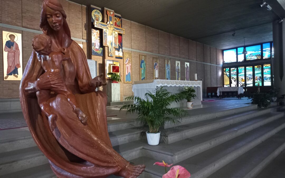 Si finge fedele e ruba la borsa a un’anziana che prega in chiesa. Inseguimento delle volanti e arresto