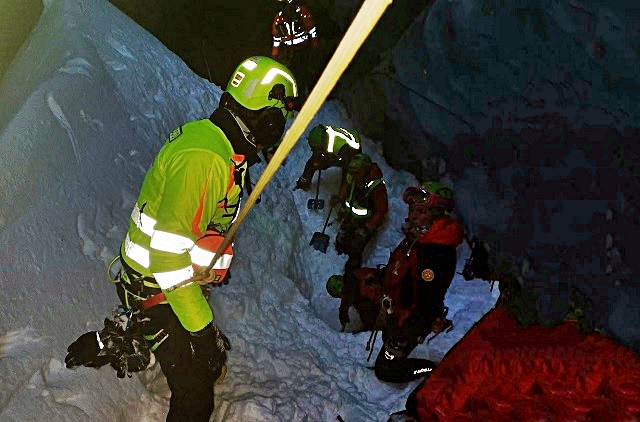 Travolto da una valanga, cade in un crepaccio sulla Marmolada: gravissimo 31enne romano