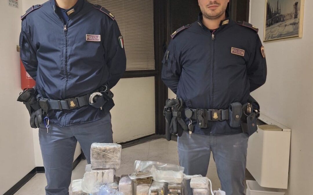 Nascondeva hashish tra la polvere di caffè, Polizia arresta corriere della droga