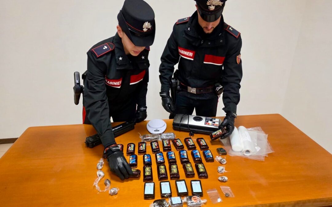 Intervengono per una lite e trovano 3 chili di droga in una valigia, Carabinieri arrestano un 35enne