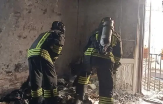 Attico distrutto da un incendio al centro storico di Roma