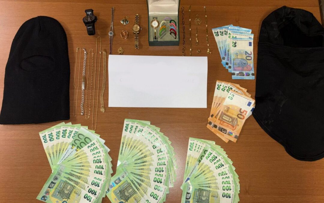 In fuga con il ricco bottino di soldi e gioielli dopo un furto in villa. Arrestati dalla Polizia
