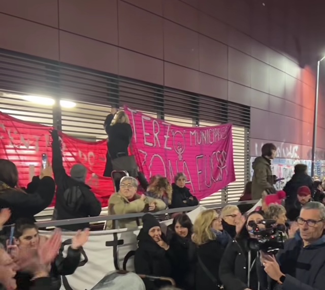 Metro Jonio, corteo di protesta, solidarietà e vicinanza alla studentessa 23enne violentata