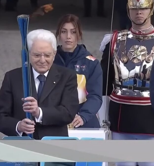 Milano-Cortina 2026, acceso da Mattarella il braciere con la Fiamma Olimpica