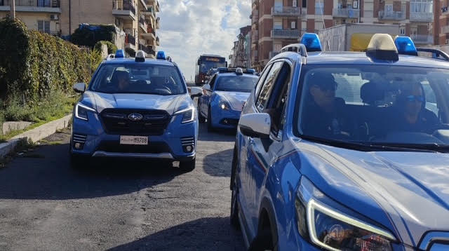Perseguita i condomini minacciandoli sull’uscio di casa con un martello. Arrestato dalla Polizia
