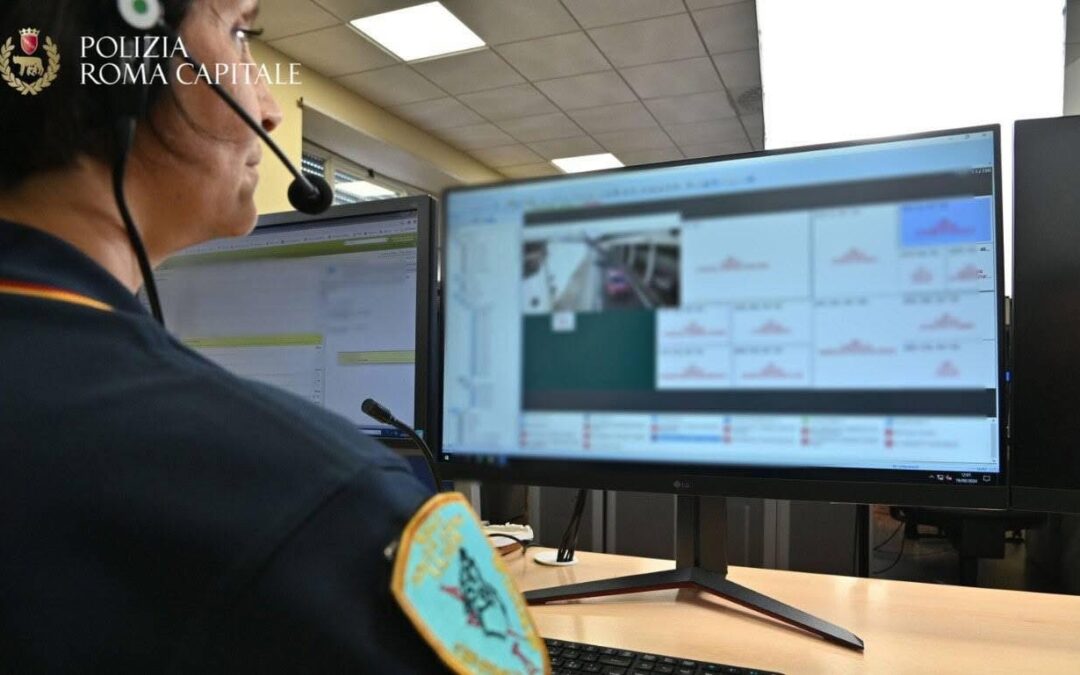 Un’agente della Polizia Locale fuori servizio ritrova una signora scomparsa a chilometri da casa