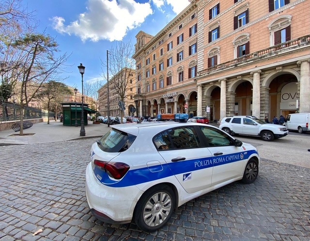 Piazza Vittorio, aggredisce commerciante e fugge: bloccato da una pattuglia della Polizia Locale