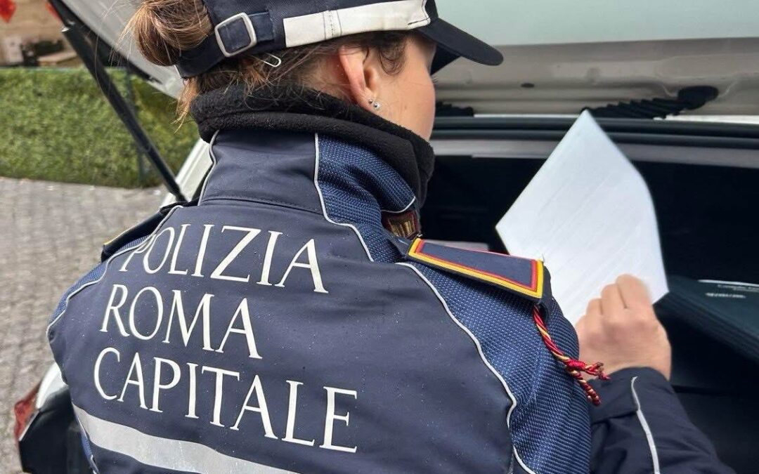 Coinvolto in un incidente esibisce patente falsa, denunciato dagli agenti della Polizia Locale