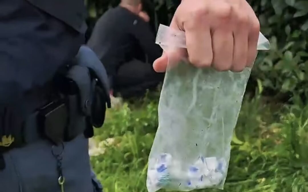Droga nascosta in un pacchetto di caramelle scoperta nel vano motore. Polizia arresta 3 pusher