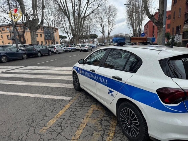 Tenta di rubare un monopattino e aggredisce gli agenti: arrestato dalla Polizia Roma Capitale